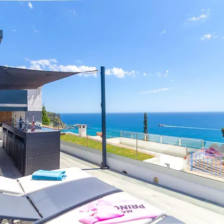 Seaside In With Garden And Pool View