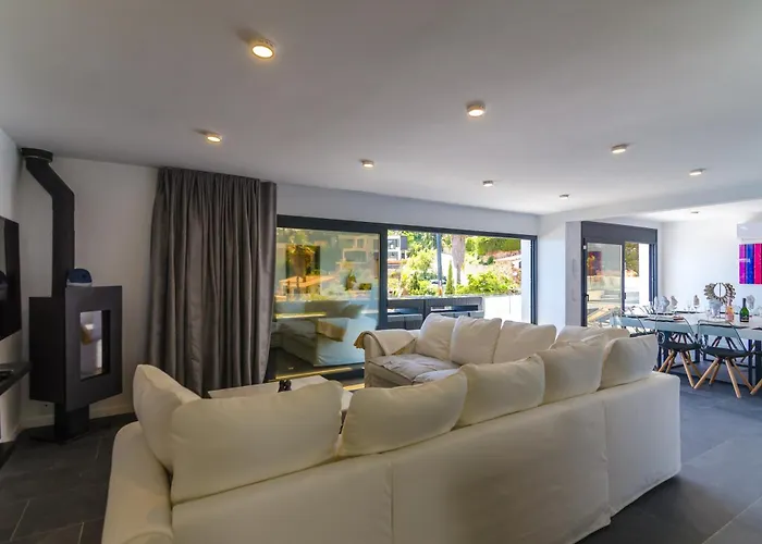 Villa Seaside In With Garden And Pool View *