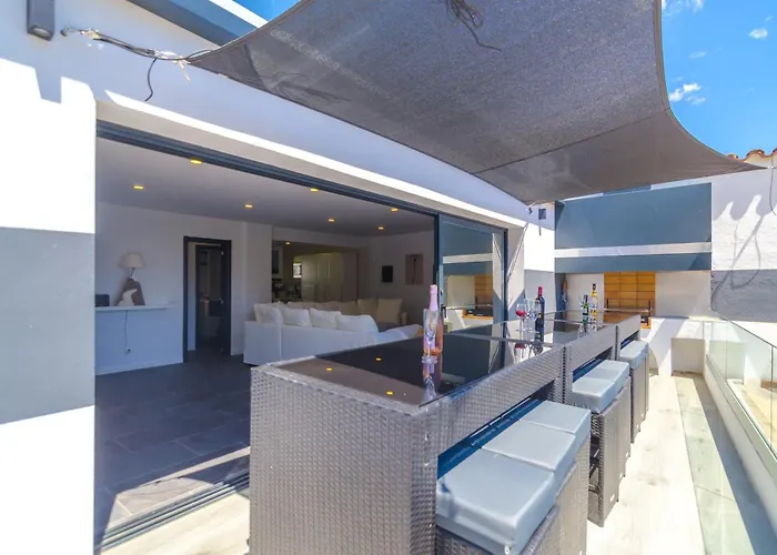 Villa Seaside In With Garden And Pool View